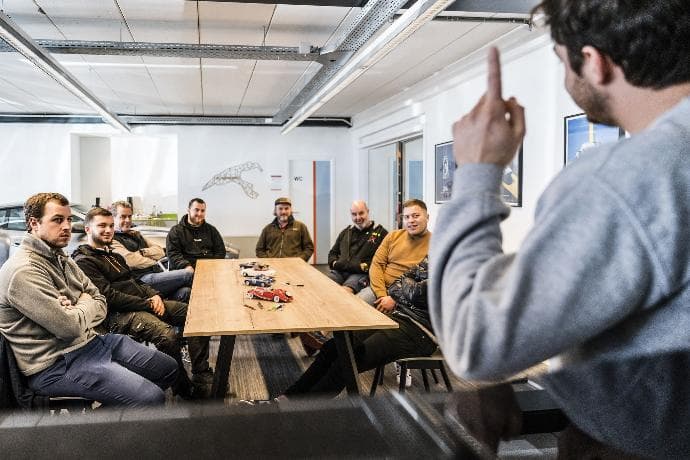 Briefing de formation dans les locaux Ultimate Care